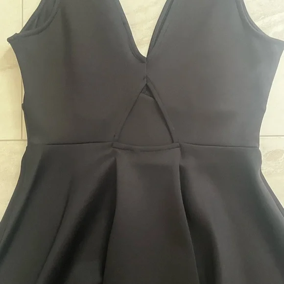 Forever 21 Black Plunge Dress with Keyhole Back Cutout - Picture 5 of 6